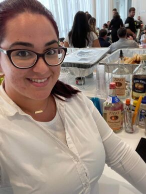 Graduada de la Escuela de Camareros Estella Valle, trabajando y ganando dinero