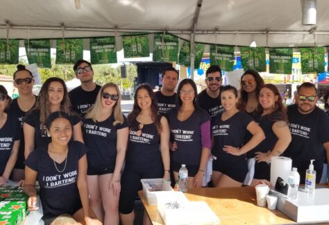 Bartenders graduados posando juntos ante el Festival de Calle Ocho.