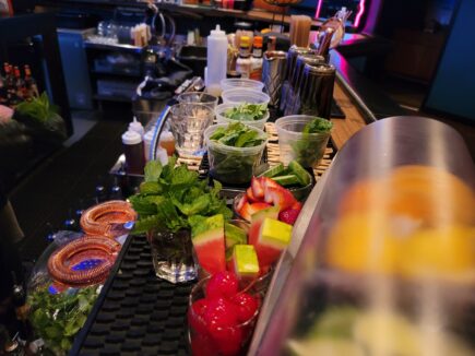 Ingredientes frescos listos para que los estudiantes creen cócteles en nuestra escuela de bartenders.