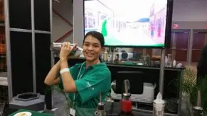 Camilla, graduada de la escuela de bartending, como camarera en el Miami Rum Festival