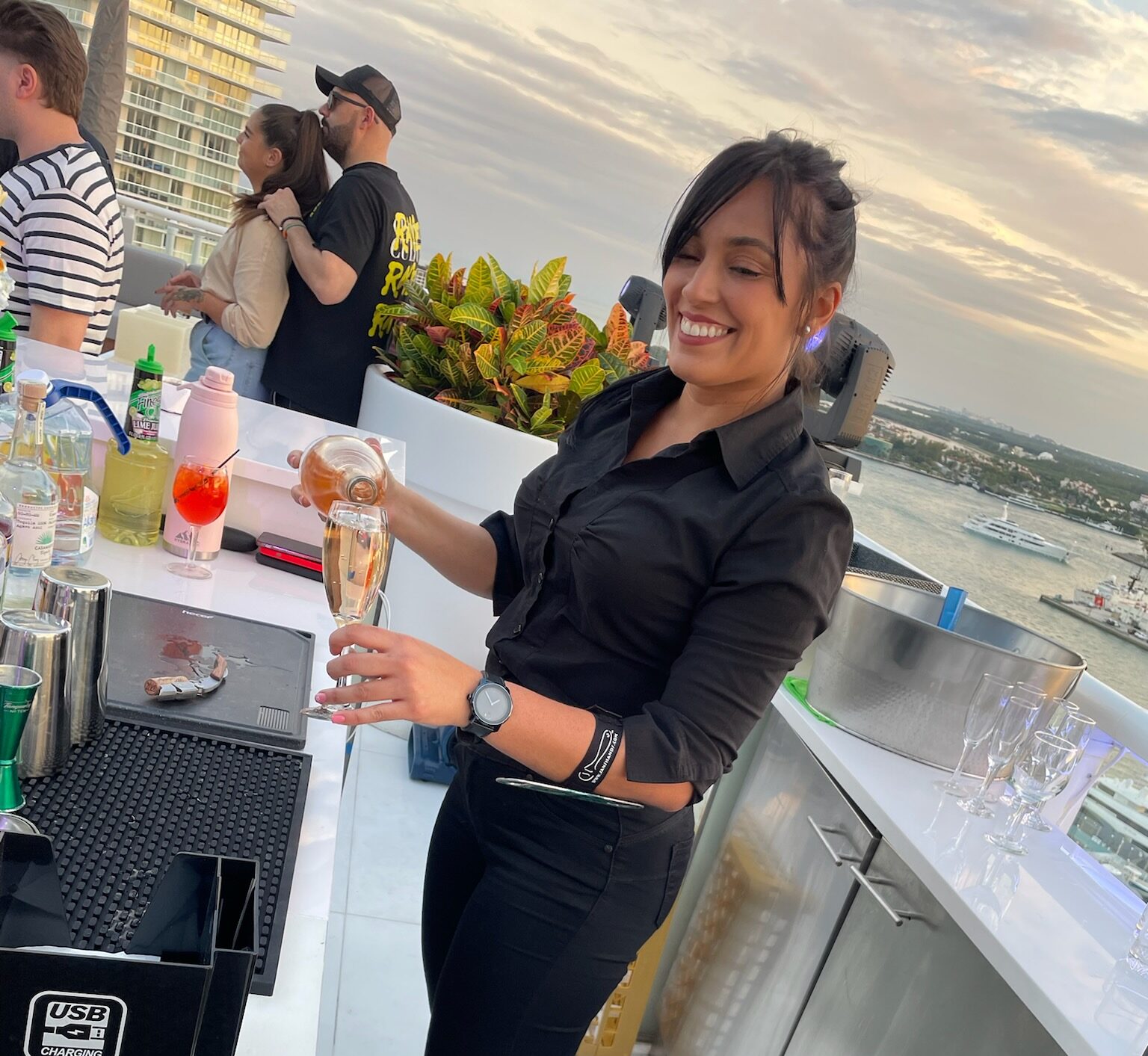 Talento local, capacitado por 786-Bartend