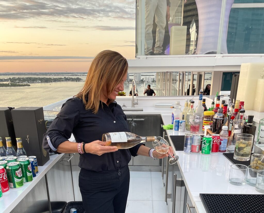 Maria Bartending un evento de Ultra Music Festival a través de nuestra División de Personal de Eventos