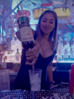 Graduada de la escuela de bartenders Yesenia, trabajando en Martini Bar en Doral, Florida