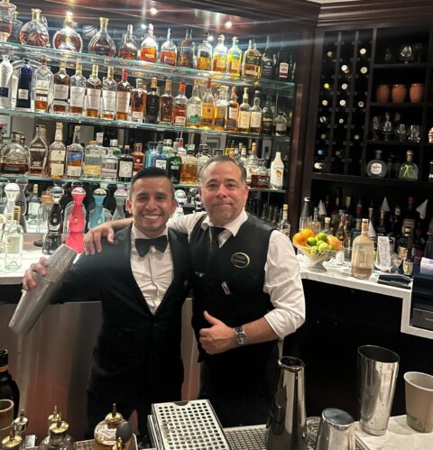 "Alam, camarero en Aqualina Miami Beach y graduado de la 786 Bartendering School, mezclando cócteles en la barra de un establecimiento de 5 estrellas reconocido y animado."
