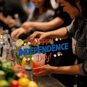 "Una clase interactiva de cócteles del Día de la Independencia en 786 Bartend, The Bartenders Institute en Miami, donde los participantes elaboran bebidas patrióticas e históricas dirigidas por un instructor experto."