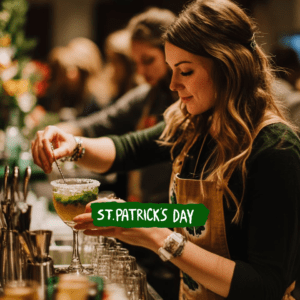 "Una animada clase de ccteles del Da de San Patricio en 786 Bartend, The Bartenders Institute en Miami, Florida, con participantes elaborando ccteles festivos de tema irlands dirigidos por un Bartender experto."