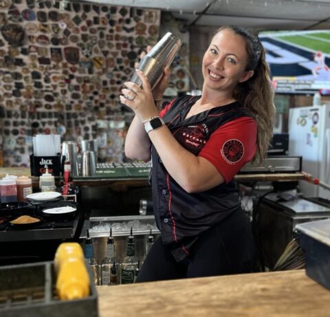Una camarera, Chelsea Miller, en el Patches Pub de Panama City Beach, se centró en mezclar bebidas detrás de la barra.