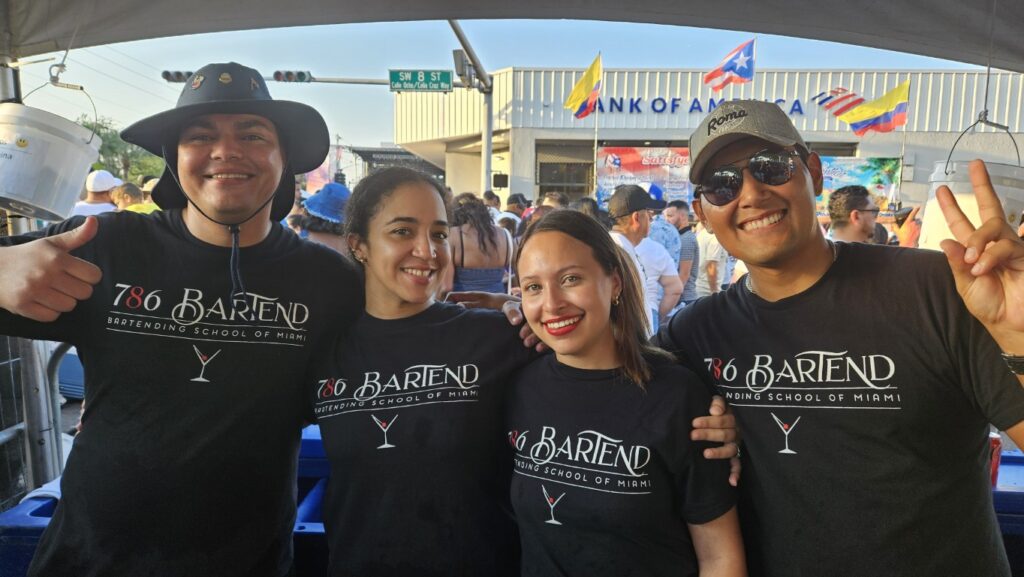 786-Estudiantes de camarero posando tras el servicio de cerveza en Calle Ocho 2025