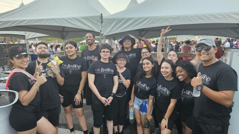 786-Estudiantes de camarera posando en el festival Calle Ocho 2025 en Little Havana tras trabajar en carpas de cerveza en eventos