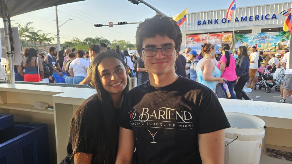 Dos compañeros de 786-Bartender sonriendo juntos en Calle Ocho 2025, celebrando su primer gran evento de bartender
