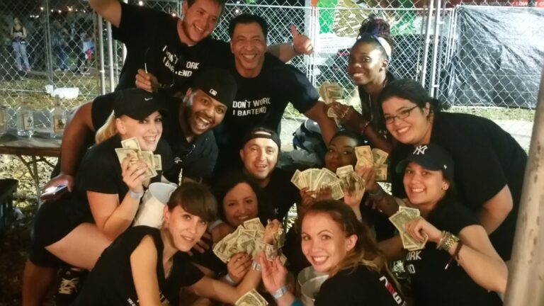 786-Estudiantes de bartender contando sus propinas tras ser bartenders en un evento