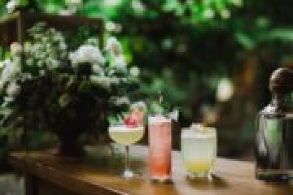 cócteles en el bar, bebidas