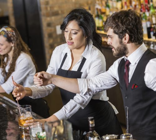 Bartender formación en 786-Bartender en Miami, aprendiendo técnicas de cócteles y habilidades de barra de un instructor.